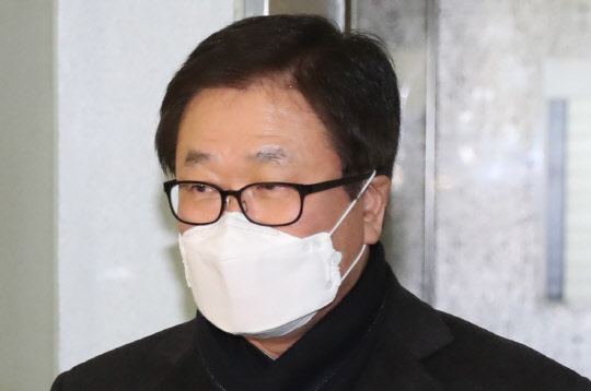 박상진 삼성전자 대외담당 사장이 13일 새벽 소환 조사를 마친 뒤 서울 강남구 대치동 특검 사무실을 나서고 있다. 연합뉴스